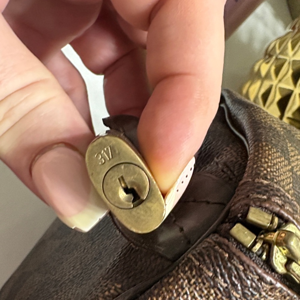 Louis Vuitton Speedy 30 Bandouliere
Damier Ebene plus wallet - Picture 6 of 17